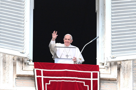 Pope Francis waves his hand to the crowd as he delivers his Angelus prayer from the window of his study overlooking St.Peter's Square at the Vatican on February 27, 2022. - Pope Francis expressed his 'deep pain for the tragic events' resulting from Russia's invasion of Ukraine during a call with President Volodymyr Zelensky, Kyiv's embassy to the Vatican said on February 26, 2022.