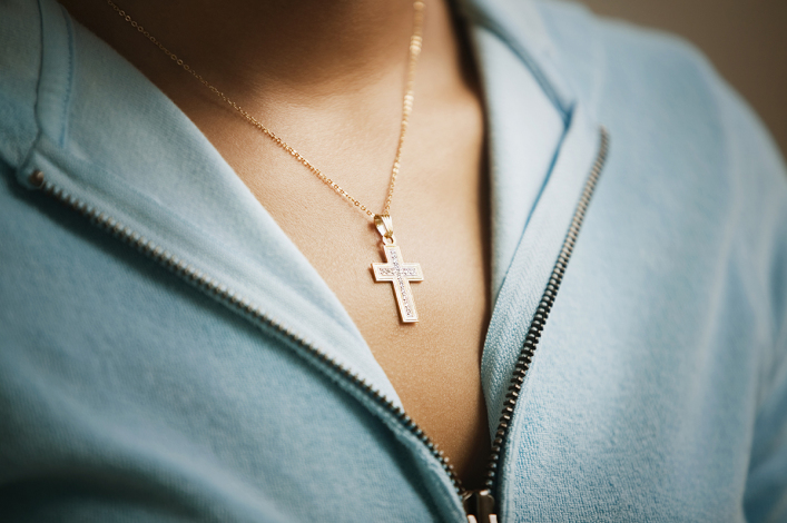 Pastor lauds students fighting school's cross necklace ban as Christian symbol deemed ‘offensive’