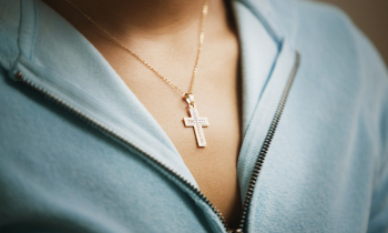 Pastor lauds students fighting cross necklace ban as Christian symbol deemed ‘offensive’